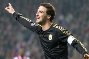 BWIN体育官方网址-全运会抢七大战对决在即！费城76人演练定位球，拜仁慕尼黑密集防守应对