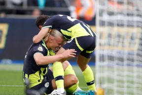 BWIN娱乐平台入口-本泽马任意球破门被吹