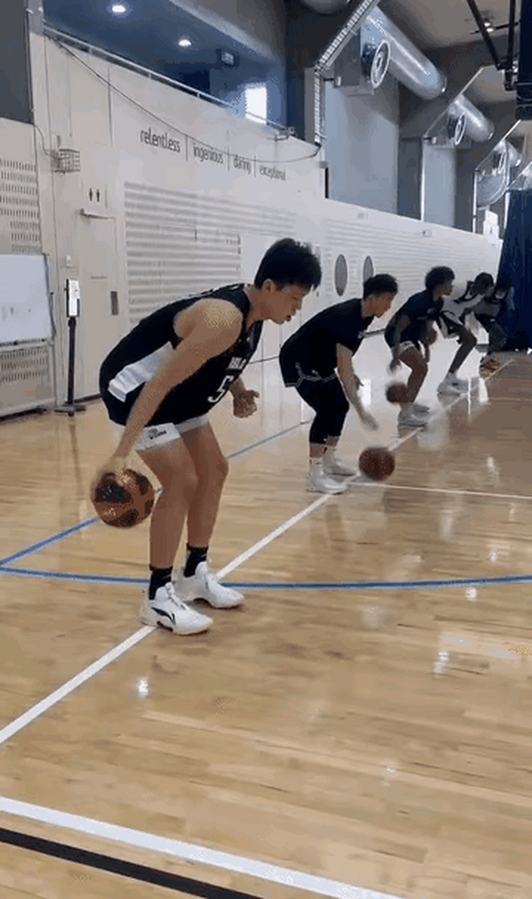 球场上的运球过人，技术造诣惊人